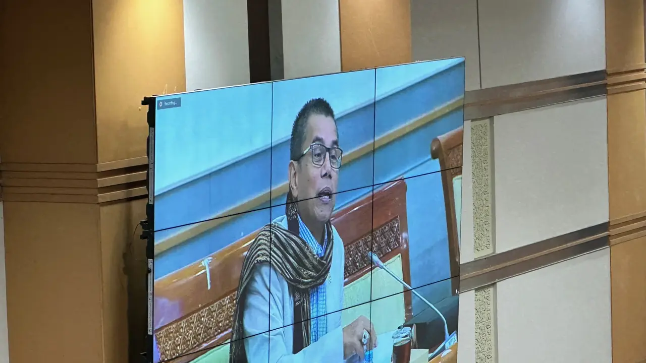 Anggota Komisi III DPR RI Fraksi Partai Demokrat Hinca Pandjaitan saat menghadiri rapat Komisi III DPR bersama Kejaksaan Agung.