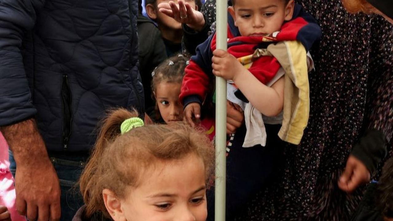 Namun, upaya ini masih jauh dari mencukupi. Diperlukan bantuan lebih lanjut dari masyarakat internasional untuk mengatasi masalah kekurangan gizi ini. Foto: REUTERS / Ibraheem Abu Mustafa<br>