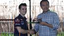 Dani Pedrosa memberikan cinderamata berupa replika motor balap kepada  Menpora, Imam Nahrowi di Lapangan Futsal Kuningan Village, Jakarta, Sabtu (13/2/2016). (Bola.com/Nicklas Hanoatubun)