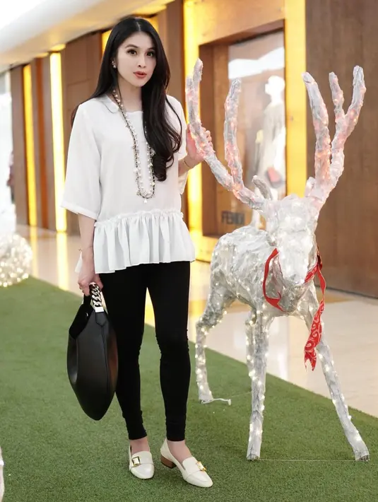 Ditanya soal kabar tersebut, Kartika pun membenarkannya bahwa foto tersebut adalah wajah anak Sandra Dewi. (Instagram/sandradewi88)