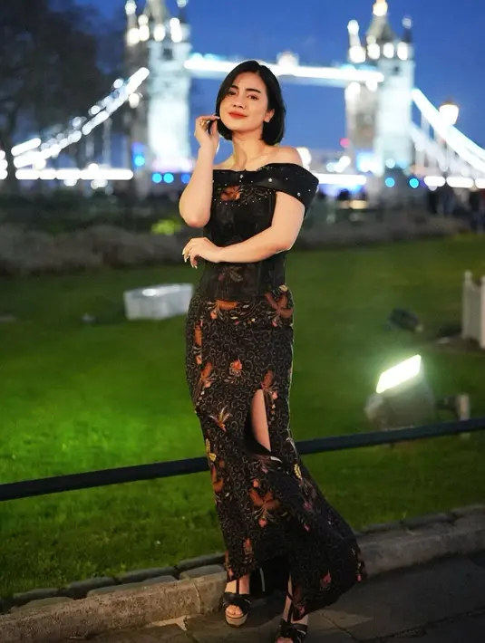 Felicya Angelista tampil cantik kenakan sabrina dress Batik dengan rok slit tinggi di bagian kiri [@felicyangelista_]