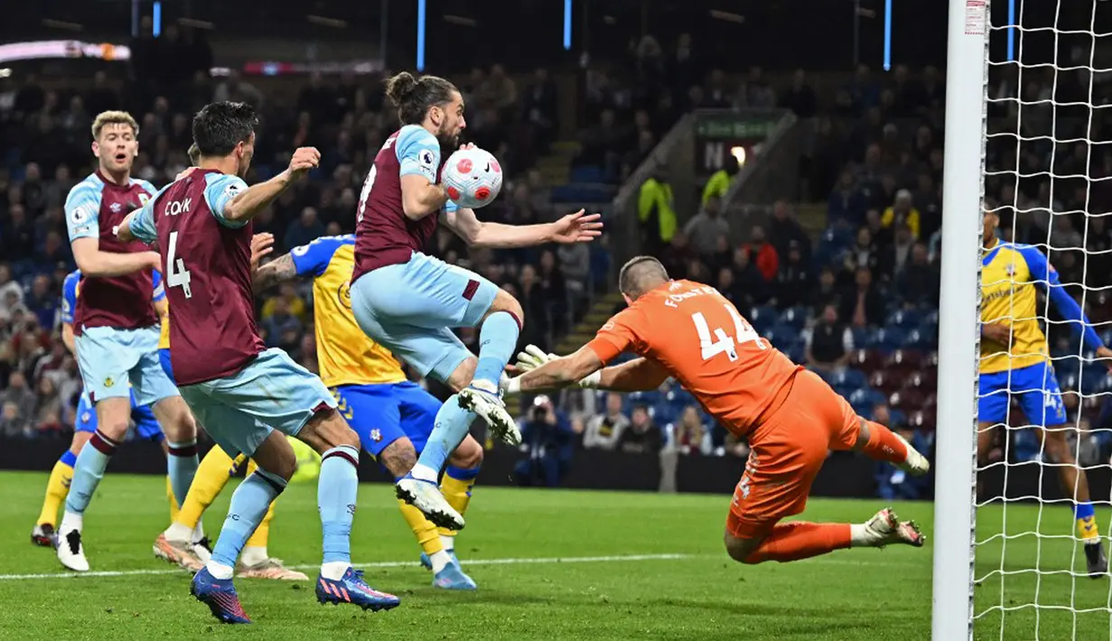 <p>Pemain Burnley Jay Rodriguez (tengah) mencetak gol ke gawang Southampton yang kemudian dianulir setelah tinjauan VAR pada pertandingan Liga Inggris di Turf Moor, Burnley, Inggris, 21 April 2022. Burnley menang 2-0. (Oli SCARFF/AFP)</p>