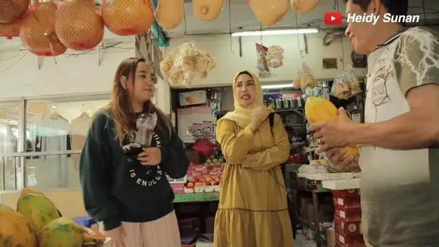 Tanpa Makeup, Ini 7 Momen Salmafina Sunan Belanja di Pasar