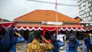 Anggota paskibra dan peserta melakukan hormat saat pengibaran bendera Merah Putih di depan Museum Sumpah Pemuda, Jakarta, Kamis (28/10/2021). Upacara tersebut dilaksanakan untuk memperingati Hari Sumpah Pemuda ke-93. (Liputan6.com/Faizal Fanani)