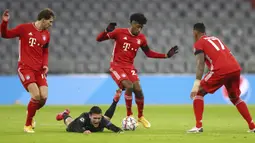 Gelandang Bayern Munchen, Kingsley Coman, berebut bola dengan gelandang RB Salzburg, Zlatko Junuzovic, pada laga lanjutan Grup A Liga Champions di Allianz Arena, Kamis (26/11/2020) dini hari WIB. Bayern Munchen menang 3-1 atas RB Salzburg. (AP Photo/Matthias Schrader)