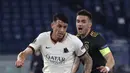 Bek Ajax Amsterdam, Nicolas Tagliafico menendang  bola di depan bek AS Roma, Rick Karsdorp pada leg kedua perempat final Liga Europa di Olimpico, Jumat (16/4/2021) dini hari WIB. AS Roma melaju ke semifinal Liga Europa musim ini setelah bermain imbang 1-1 lawan Ajax. (AP Photo/Alessandra Tarantino)