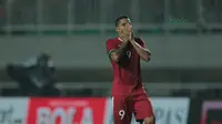 Ekspresi Beto Goncalves saat gagal mencetak gol ke gawang Korea Selatan U-23 pada laga uji coba di Stadion Pakansari, Bogor, (23/6/2018).  Indonesia U-23 kalah 1-2 dari Korea U-23. (Bola.com/Nick Hanoatubun)