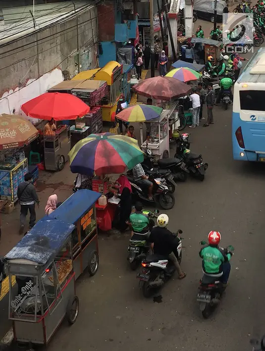Pedagang kaki lima (PKL) dan ojek online memadati kawasan Stasiun Palmerah, Jakarta, Kamis (6/12). Selain kurang pengawasan, tidak adanya sanksi tegas juga membuat PKL dan ojek online berani mangkal sembarangan. (Liputan6.com/Immanuel Antonius)