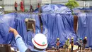 Pekerja konstruksi mengangkat beton pembangunan tiang pancang proyek LRT dan flyover Pancoran yang longsor di Jakarta, Jumat (13/10). Tidak ada korban jiwa dalam peristiwa longsor yang terjadi Kamis (12/10/2017) tersebut. (Liputan6.com/Immanuel Antonius)