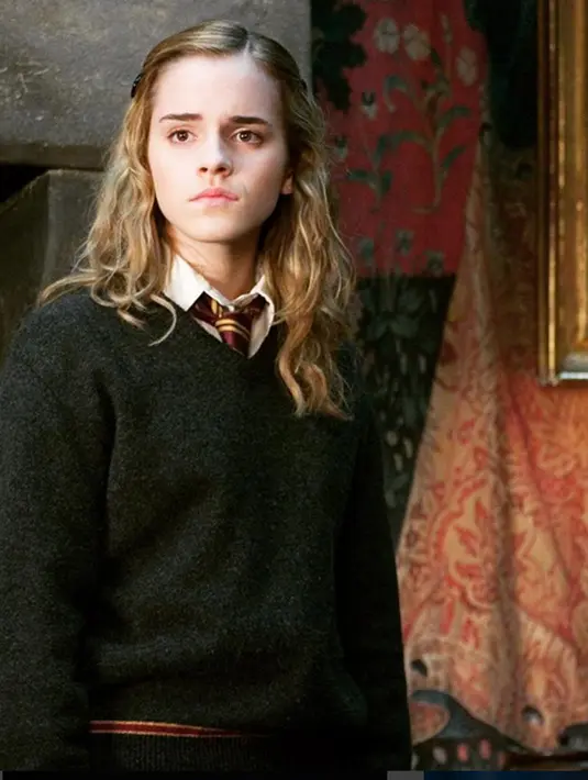 Sebagai Hermione Granger di Harry Potter, wanita berusia 26 tahun ini berperan sebagai murid tertua yang duduk di sekolah sihir Hogwarts. Memiliki rambut ikal berwarna blonde sebahu, kini sudah tampil menjadi wanita dewasa. (Instagram/harrypotterfilm)