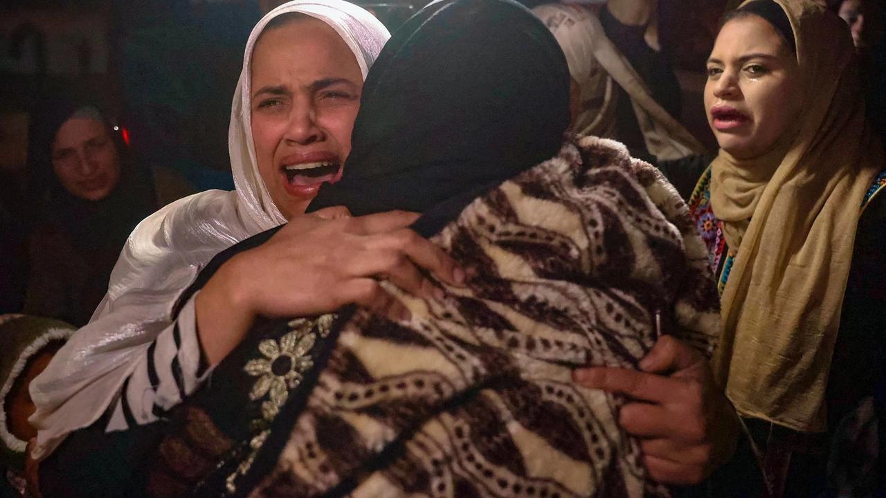 FOTO: Pelukan Haru Menyatukan Kembali Warga Gaza yang Terpisah Bertahun Tahun Akibat Serangan Israel
