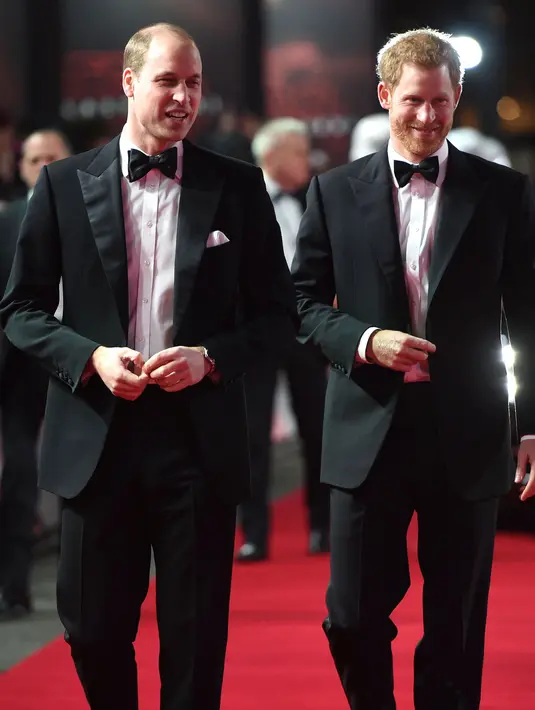 Pangeran William dan Pangeran Harry menghadiri premiere film The Star Wars: The Last Jedi di The Royal Albert Hall, London, Selasa (12/12). Dalam film itu, Pangeran William dan Harry menjadi cameo sebagai Stormtroopers. (Vianney Le Caer/Invision/AP)