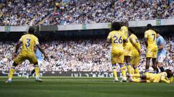 Pemain Manchester City, Kevin De Bruyne (kedua kanan) mencetak gol melalui tendangan bebas ke gawang Leicester dalam laga lanjutan Liga Inggris 2024/2025 di Etihad Stadium, Manchester, Inggris, Sabtu (12/04/2025) waktu setempat. (AP Photo/Dave Thompson)