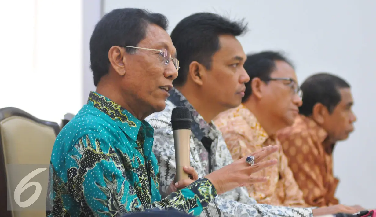 Anggota Dewan Energi Nasional (DEN) Rinaldy Dalimi memberikan keterangan terkait sidang anggota Dewan Energi Nasional (DEN) Ke-19 di Jakarta, Senin (14/11). Sidang tersebut membahas perkiraan pencapaian target energi baru. (Liputan6.com/Angga Yuniar) 