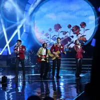 Ran dan Koes Plus ketika tampil di Konser Musik Nasional. (Nurwahyunan/Bintang.com)