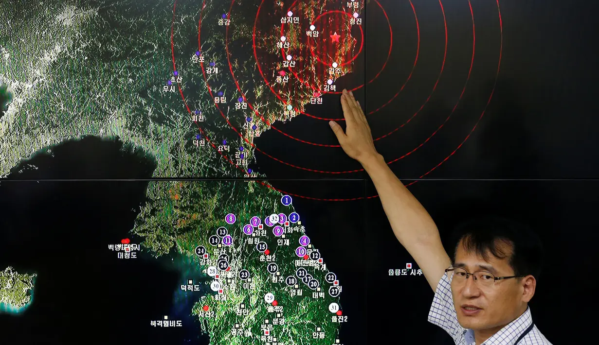 Petugas Pusat Pemantauan Gempa dan Gunung Api Korsel menunjukkan titik gempa yang terjadi di Korut, Jumat (9/9). Akibat ledakan ini mengakibatkan gempa berkekuatan 5 skala richter di Korea Utara. (REUTERS/ Kim Hong-Ji)