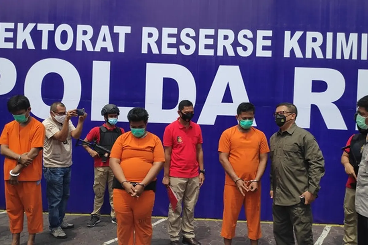 Kapolda Riau berbincang dengan salah satu tersangka pembakar mobil di Kabupaten Rokan Hulu.