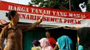 Warga Perumahan Perwira Mabad, Rawabelong, Jakarta, menggelar aksi damai menolak pengosongan rumah mereka, Senin (7/9/2015). Kodam Jaya berencana melakukan pengosongan puluhan rumah purnawirawan anggota TNI AD. (Liputan6.com/Yoppy Renato)