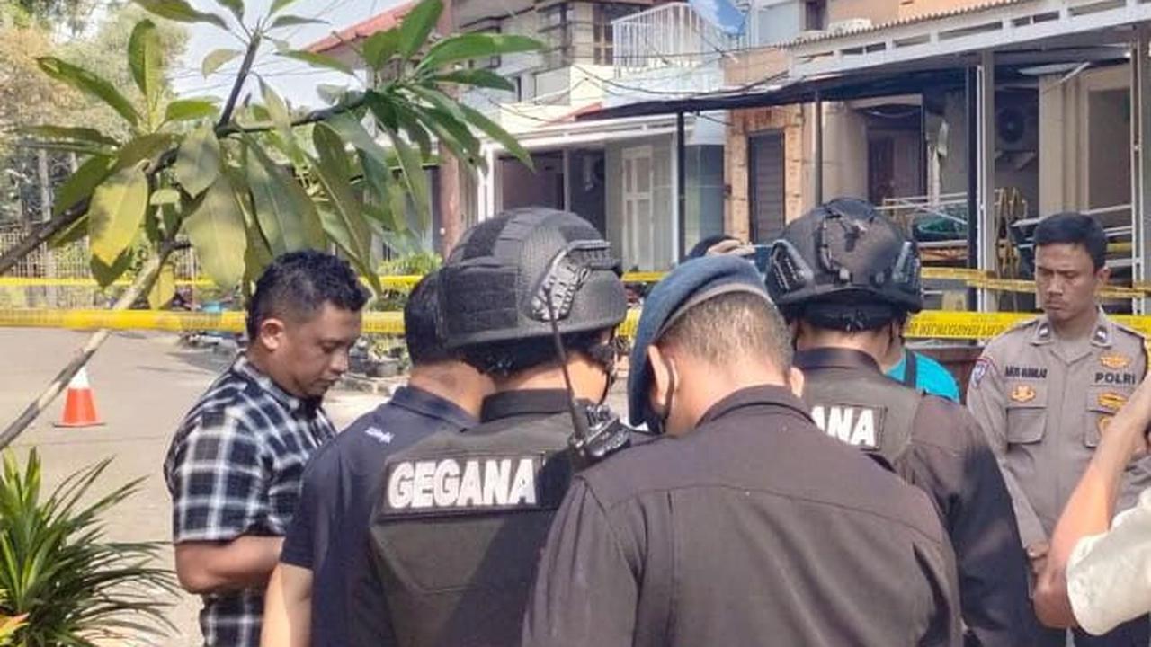 Peristiwa ledakan terjadi sekitar pukul 03.35 WIB. Kejadian itu membuat warga sekitar kaget dan ketakutan.