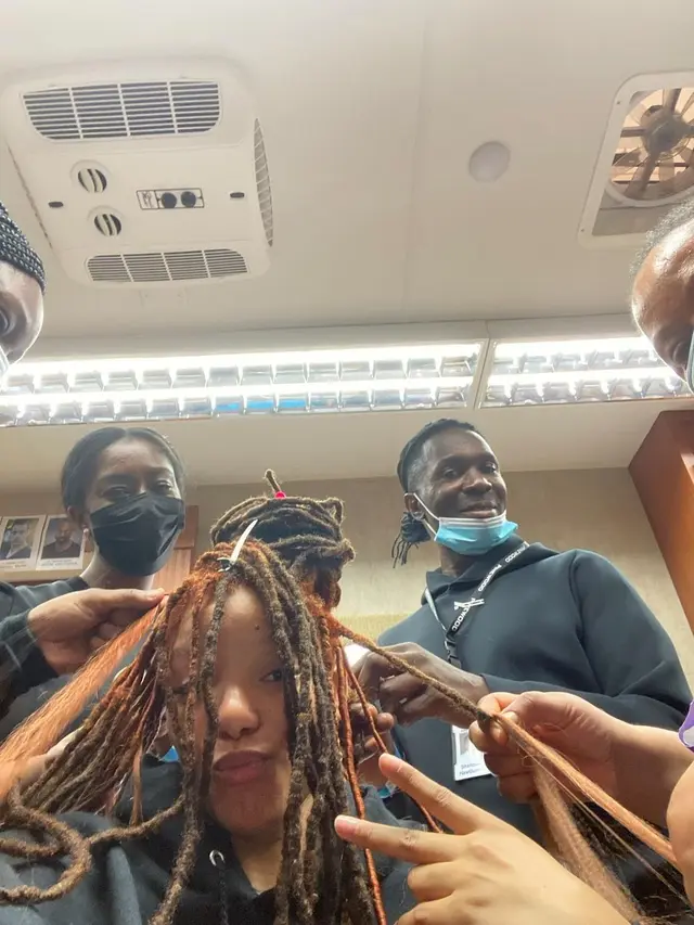 Halle Bailey menunjukkan proses pengerjaan rambutnya untuk film live-action The Little Mermaid. (Foto: Instagram/hallebailey)