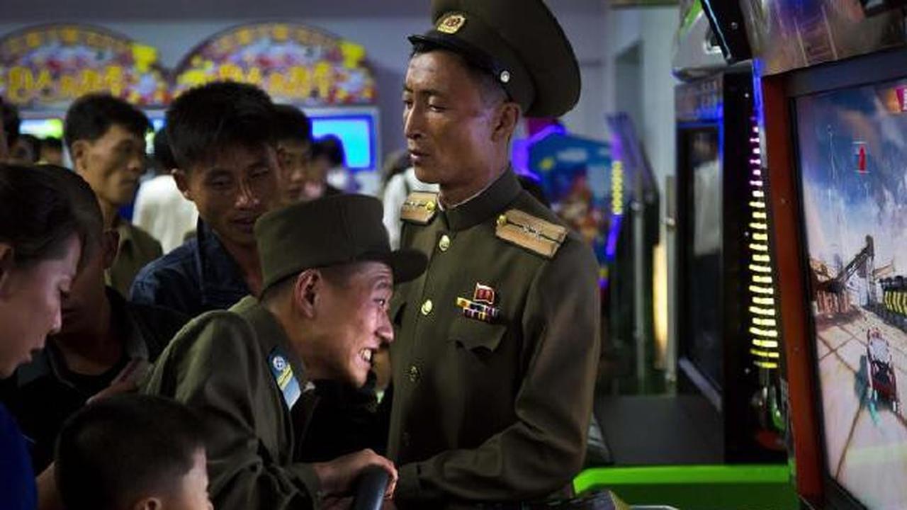 Seorang prajurit Korut terlihat sedang memainkan game arcade di Pyongyang Pleasure Park. Pihak berwenang Korea Utara telah mendorong minat olahraga yang lebih luas di negara ini (AP)