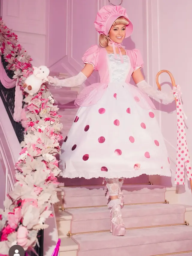 Paris Hilton sebagai Little Bo Peep. [@parishilton]