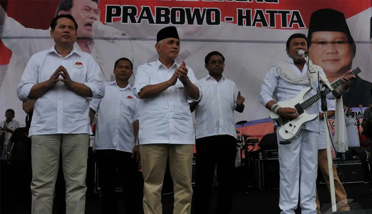 Dengan menggubah lagu berjudul "Kita Adalah Satu" sang Raja Dangdut meminta warga Serang tidak ragu untuk memilih pasangan yang diusung koalisi merah putih tersebut, Kamis (5/6/2014) (Liputan6.com/Johan Tallo).