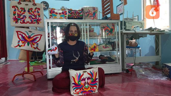 Meriana memamerkan hasil kerajinannya berupa sulam tumpar.