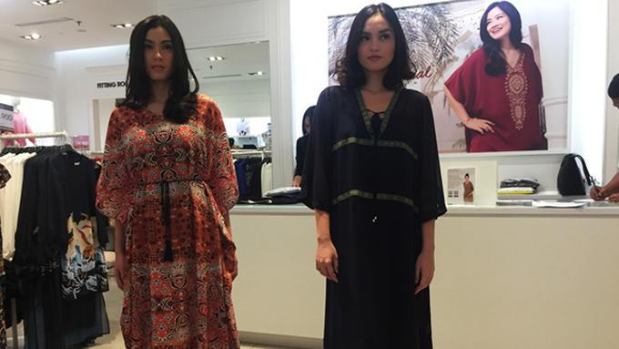 Tampil Stunning Di Lebaran Ini Dengan Kaftan Motif Bunga India