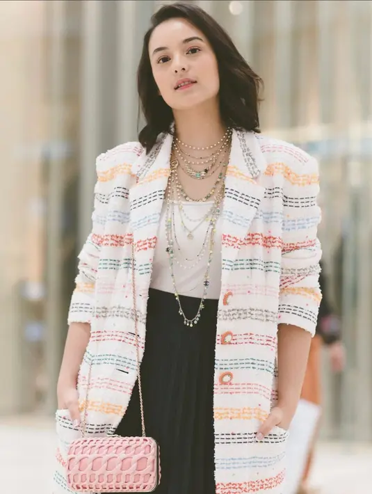 <p>Blazer tweed bernuansa colorful ini akan memancarkan pesonamu lebih kuat. (instagram/chealseaislan)</p>