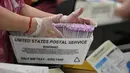 Surat suara yang masuk melalui pos akan diverifikasi terlebih dahulu sebelum masuk penghitungan di Pusat Pemrosesan Surat Suara. (Robyn Beck/AFP)