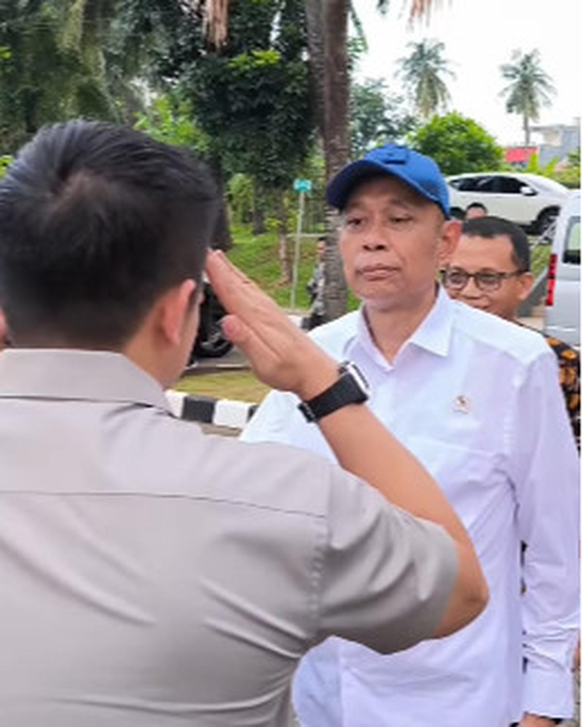 Bisik-bisik Wamen Eks Aktivis, Seskab Teddy saat Bertemu Langsung Beri Hormat