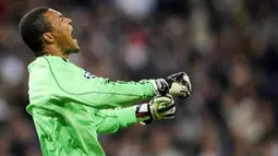 Teriakan kegembiraan kiper AC Milan, Nelson Dida selepas gol Pato ke gawang Real Madrid di ajang Liga Champions yang digelar di Santiago Bernabeu, 21 Oktober 2009. Milan unggul 3-2. AFP PHOTO / PIERRE-PHILIPPE MARCOU 
