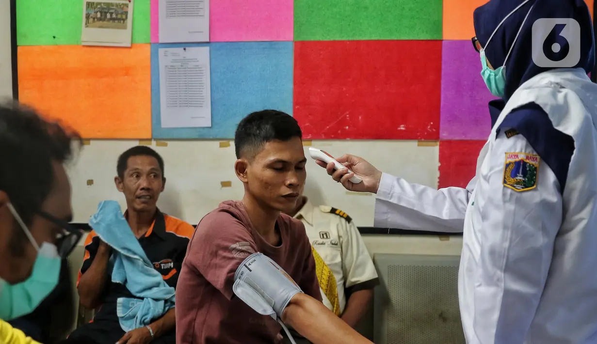 Petugas kesehatan melakukan tes kesehatan terhadap sopir bus di Terminal Kalideres, Jakarta, Rabu (21/12/2022). Memasuki arus libur Natal 2022 dan Tahun Baru 2023, seluruh sopir dan kondektur bus mengikuti tes kesehatan selama seminggu ke depan guna mencegah penggunaan narkoba serta untuk menjamin keselamatan perjalanan bagi para pemudik. (Liputan6.com/Angga Yuniar)