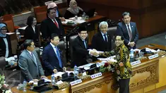 Wakil Ketua Badan Legislasi (Baleg) DPR Firman Soebagyo (berbaju batik) menyerahkan laporan kepada pimpinan DPR saat Rapat Paripurna ke-13 Masa Persidangan II tahun 2015-2016 di Komplek Parlemen, Jakarta, Selasa (15/12/2015). (Liputan6.com/Johan Tallo)