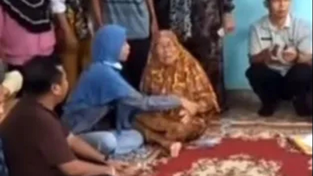 Kesehatan nenek ST (73), menurun akibat kelelahan menghadapi masalah dengan anak angkatnya, AY. Nenek kepikiran karena sedih diusir dari rumahnya sendiri oleh AY.