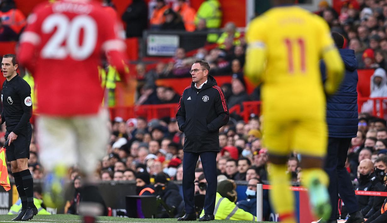 Pada babak pertama, para pemain Manchester United tampak mulai menerapkan sistem pressing yang melekat pada sang pelatih, Ralf Rangnick. (AFP/Paul Ellis)
