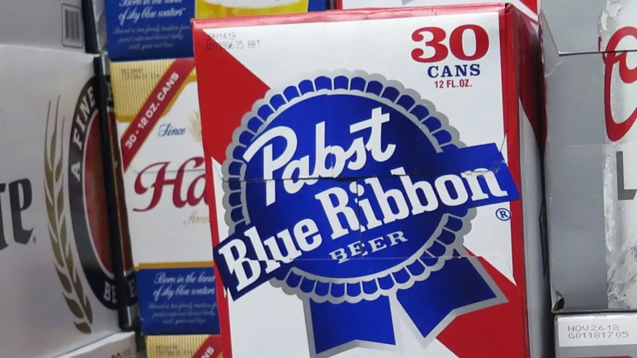 Kotak Bir Pabst Blue Ribbon (AP/Ivan Moreno, File)