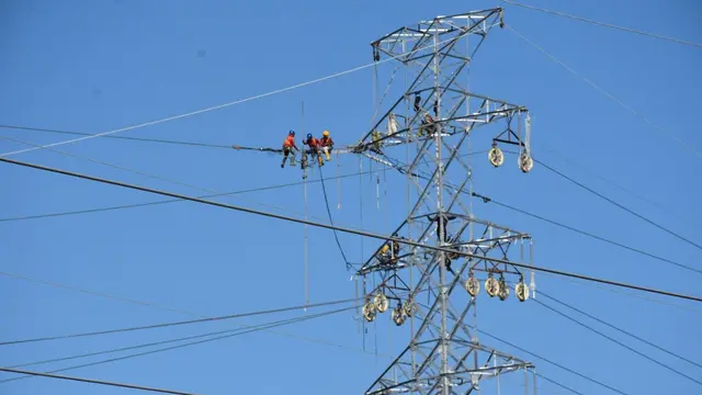 PLN tengah mempersiapkan pembangunan jaringan listrik bertegangan ekstra tinggi 500 kilovolt (kV) yang bakal membentang dari Pulau Jawa hingga Bali. (Dok PLN)