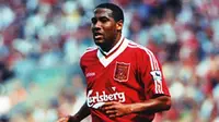 John Barnes, sayap kiri Liverpool era 80 hingga 90an. Berhasil tampil sebanyak 314 kali bersama The Reds dan berhasil mencetak 84 gol. (Istimewa)