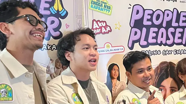 Fatih Unru (tengah) dalam konferensi pers trailer dan poster film People Pleaser yang digelar di Jakarta, (12/10/2026). (Liputan6.com/Afradhiya N. R)