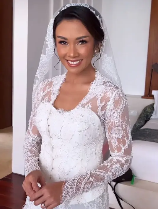 Kabar bahagia datang dari Melanie Putria yang baru saja menikah dengan Aldico Sapardan. Pernikahan tersebut digelar di Bali dan disiarkan virtual melalui media sosial, Sabtu (12/2/2022). Melanie pun tampak memesona lewat tampilan makeupnya, seperti apa? Mari kita simak. @stefanylayata