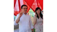 Ahok bersama istrinya Veronica Tan menunjukkan jari mereka yang telah dicelupkan ke tinta sebagai tanda telah memilih, Rabu (9/4/2014) (Liputan6.com/ Faisal R Syam)