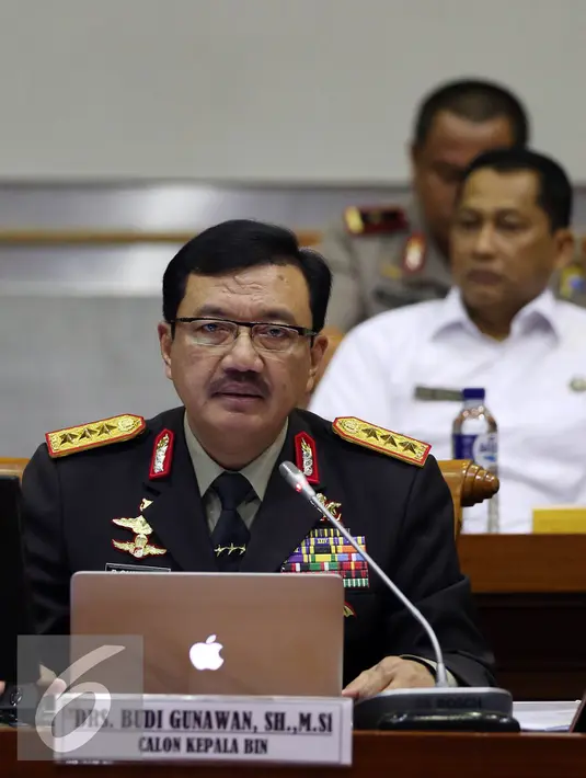 Komjen Pol Budi Gunawan saat mengikuti uji kepatutan dan kelayakan sebagai calon Kepala BIN, dengan Komisi I DPR, di Jakarta, Rabu (7/9). Budi Gunawan merupakan Calon tunggal yang di tunjuk oleh Jokowi sebagai Kepala BIN. (Liputan6.com/Johan Tallo)