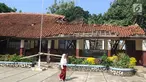 Seorang siswa melintasi bangunan kelas yang ambruk di SD Negeri Kotabatu 08 Kecamatan Ciomas Kabupaten Bogor, Senin (23/7). Ambruknya salah satu bangunan kelas mengakibatkan terganggunya proses kegiatan belajar mengajar. (Merdeka.com/Arie Basuki)