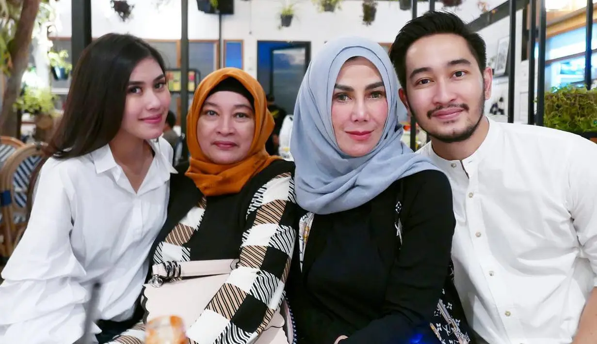 "Selamat bulan maduuu yaaaaaa ke USA cieeeeeee tapi bulan madunya masa Mama @amy_r_qanita ikutan .. waduhhh lucu nih bulan madu b3 !!!! Hhahha oh my god !! Gmn menurut kalian honneymoon be3 ??? Hehe," tulis Raffi. (Instagram/syahnazs)