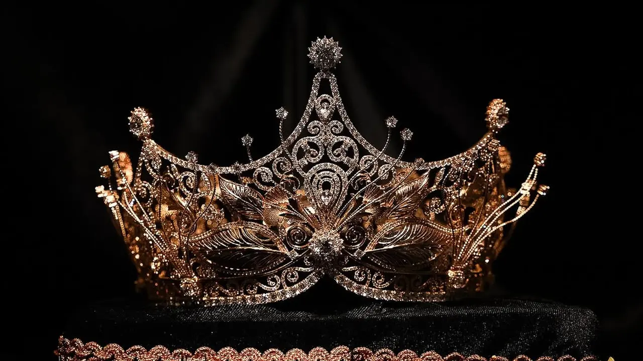 Bertabur Emas dan Permata, Ini Makna Mendalam di Balik Mewahnya Mahkota Terbaru Miss Universe Indonesia 2025