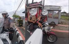 Momen Polisi Bantu Pengendara Motor Pria Paruh Baya Usai Jemput Anak Sekolah yang Kehabisan Bensin dengan Cara Tak Biasa