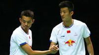 Pebulutangkis tunggal putra China, Chen Long, bersalaman dengan sang kompatriot Lin Dan selepas laga final Kejuaraan Asia Bulutangkis 2017 di Wuhan, China, Minggu (30/4/2017). (Sipaphoto)
