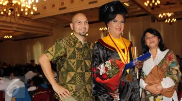 Aktivis Waria Indonesia, Yulianus Rettoblaut alias Mami Yuli berfoto bersama kerabat usai acara wisuda di salah satu perguruan tinggi di Jaksel, Rabu (9/9). Mami Yuli berhasil meraih gelar Master Hukum dengan predikat terbaik. (Liputan6.com/Helmi Afandi)